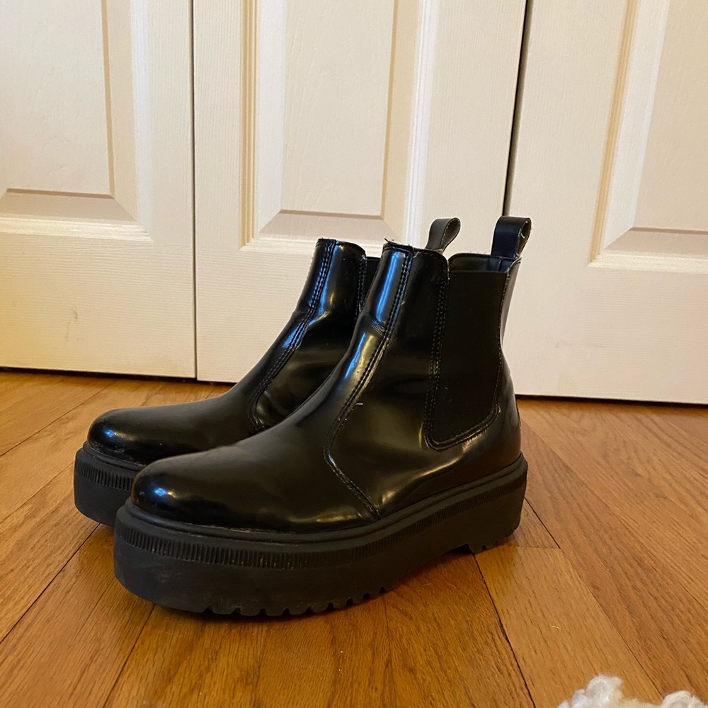 UO platform boots: doc martens dupe
